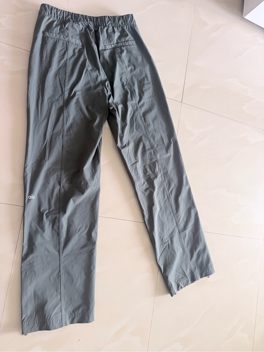 ALO Yoga Men's and Women Gray Cargo Pants with Ankle Zippers - Picture 12 of 12